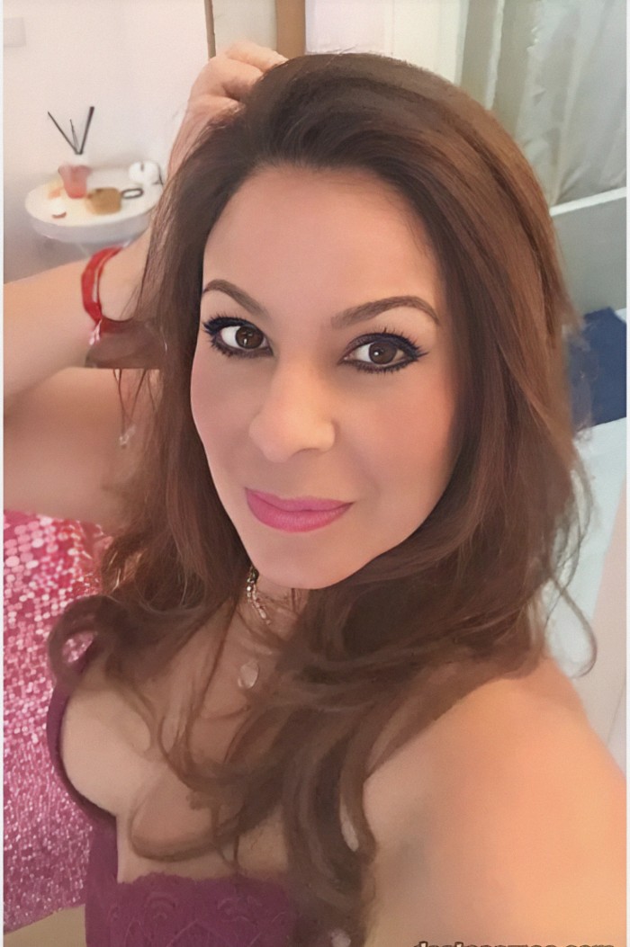 MADURA ELEGANTE Y CARISMÁTICA