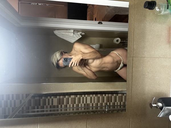 ESPECTACULAR MODELO RUSA RUBIA