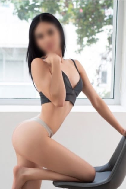 MUÑEQUITA MUY CACHONDA CON GANAS DE FOLLAR
