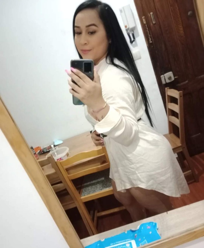 VALENTINA CON EXQUISITA BOCA PARA MAMADA DE POLLAS