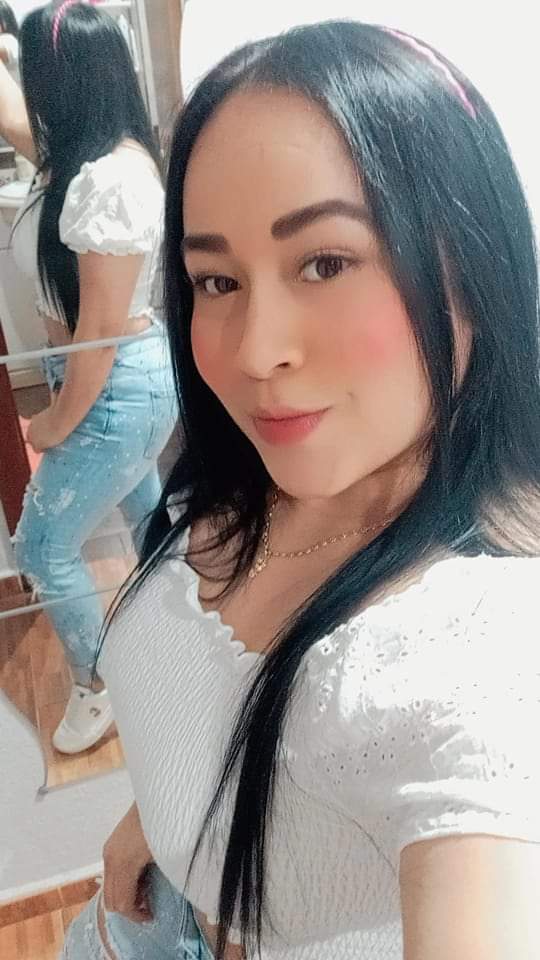 VALENTINA CON EXQUISITA BOCA PARA MAMADA DE POLLAS