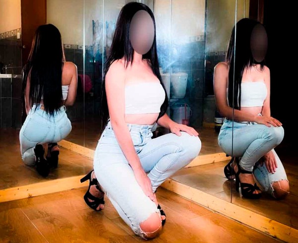 JOVEN TÍMIDA CARIÑOSA Y EMPALAGOSAMENTE DULCE