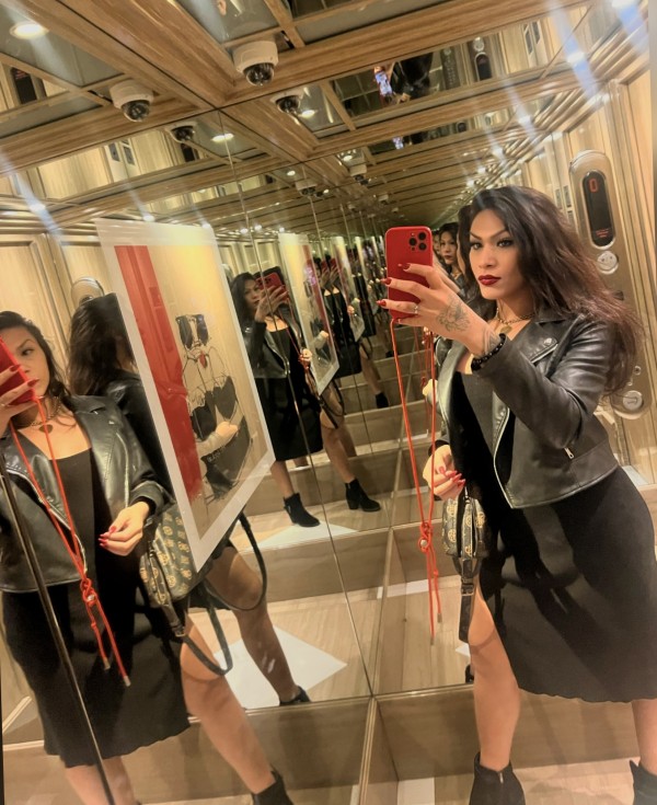 Sarah Bella TS brasileña juguetona para clientes de gusto exquisito !