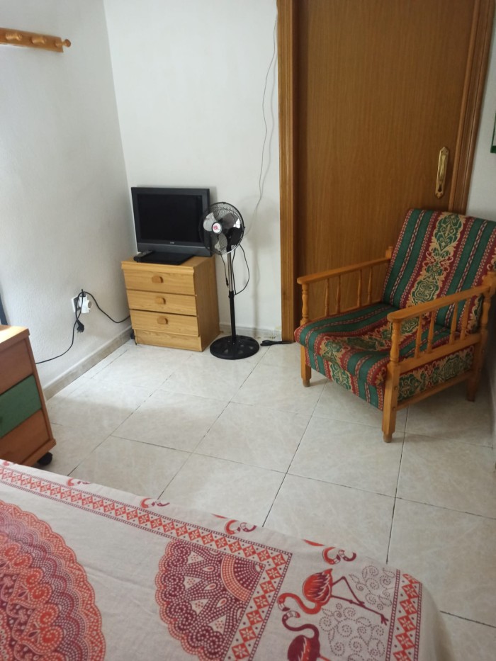 Se alquila habitación en CASTELLON