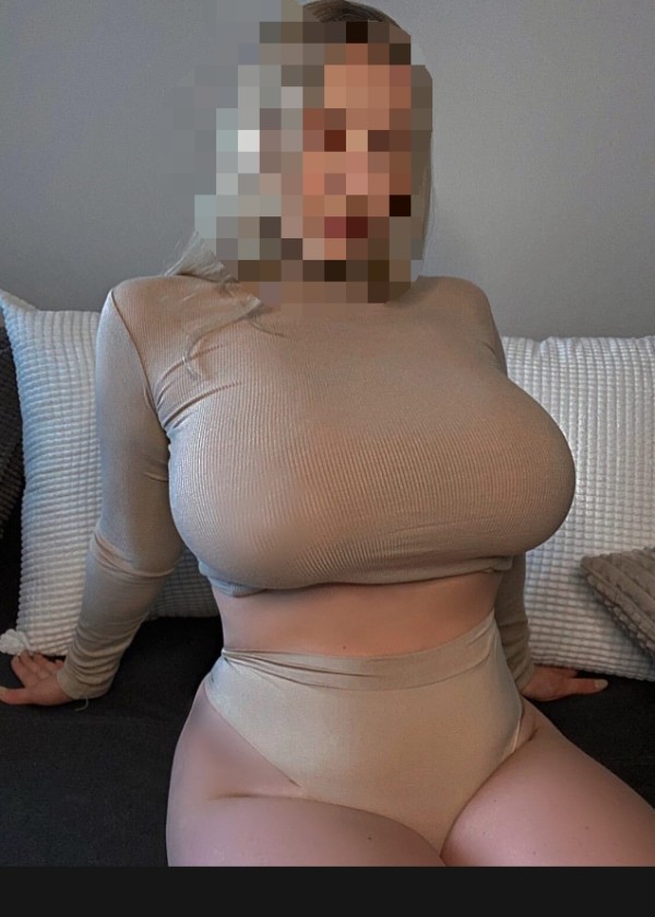 Hermosa mujer sexy rubia tetona