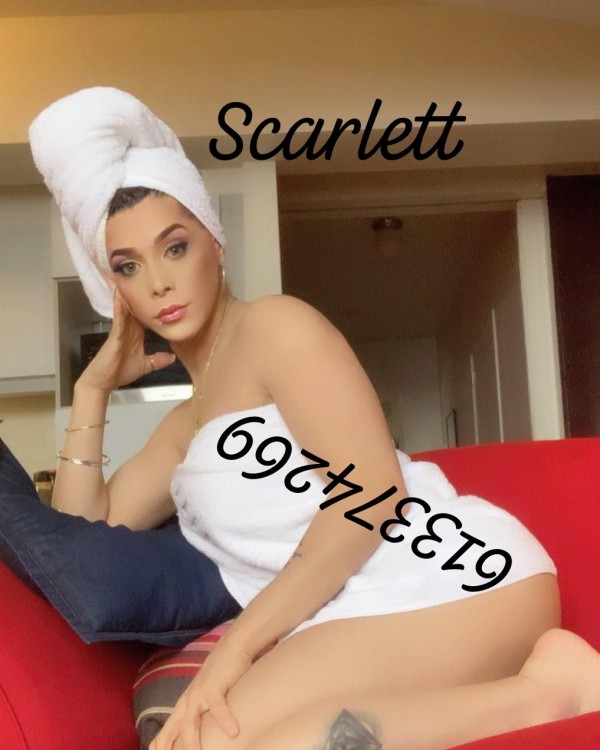 Chica trans femenina cariñosa y divertida