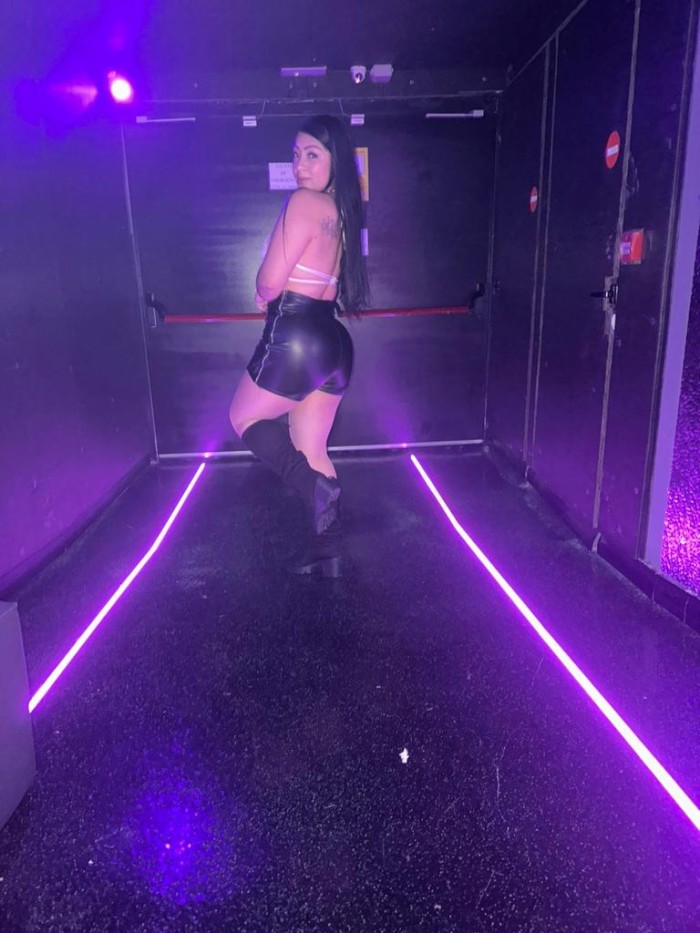 MIA HERMOSA LATINA CON CURVAS ENCANTADORAS…SALID