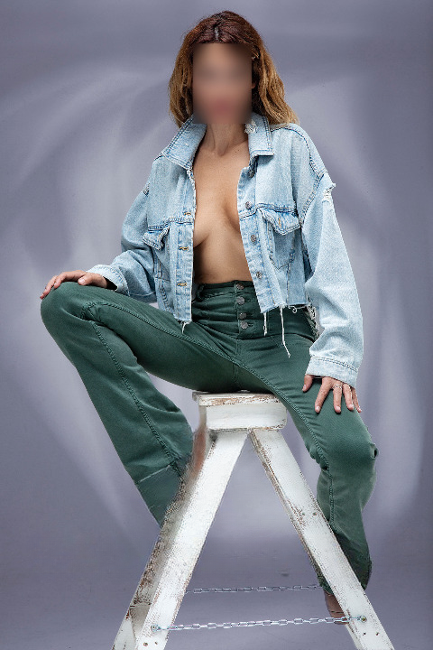 DOMÉSTICA ESPAÑOLA DE LUJO. SEXY, EDUCADA Y OBEDIE