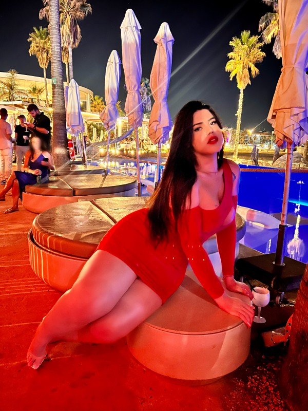 SAGRADA FAMILIA Nicolly Bolína BELA Y FEMENINA.