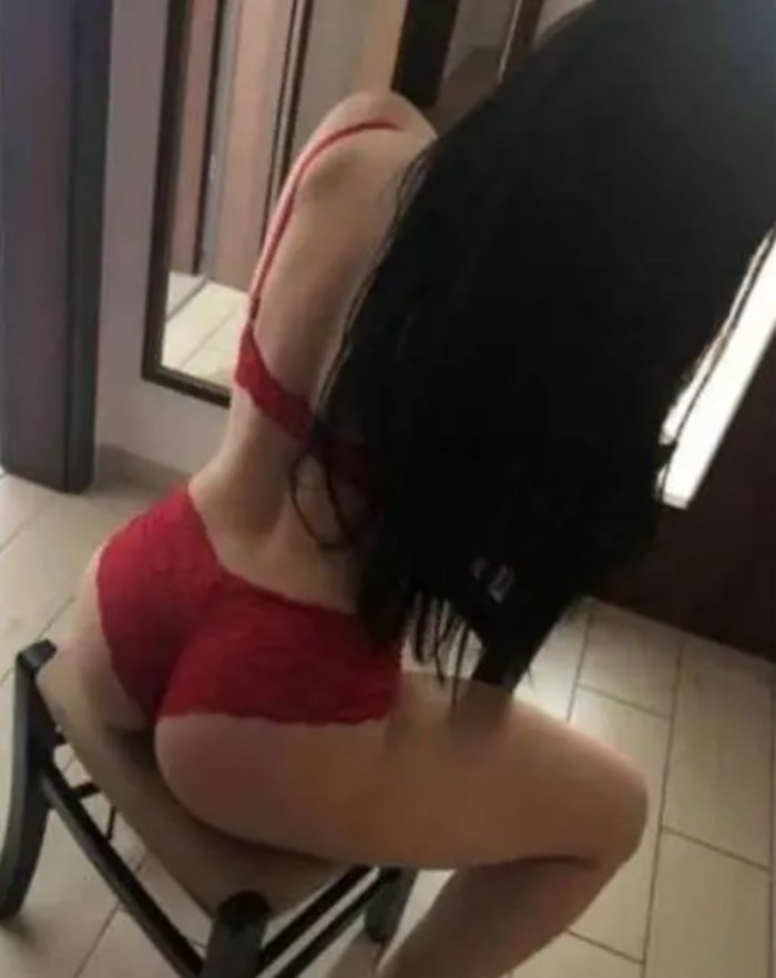 chica latina caliente y ardiente