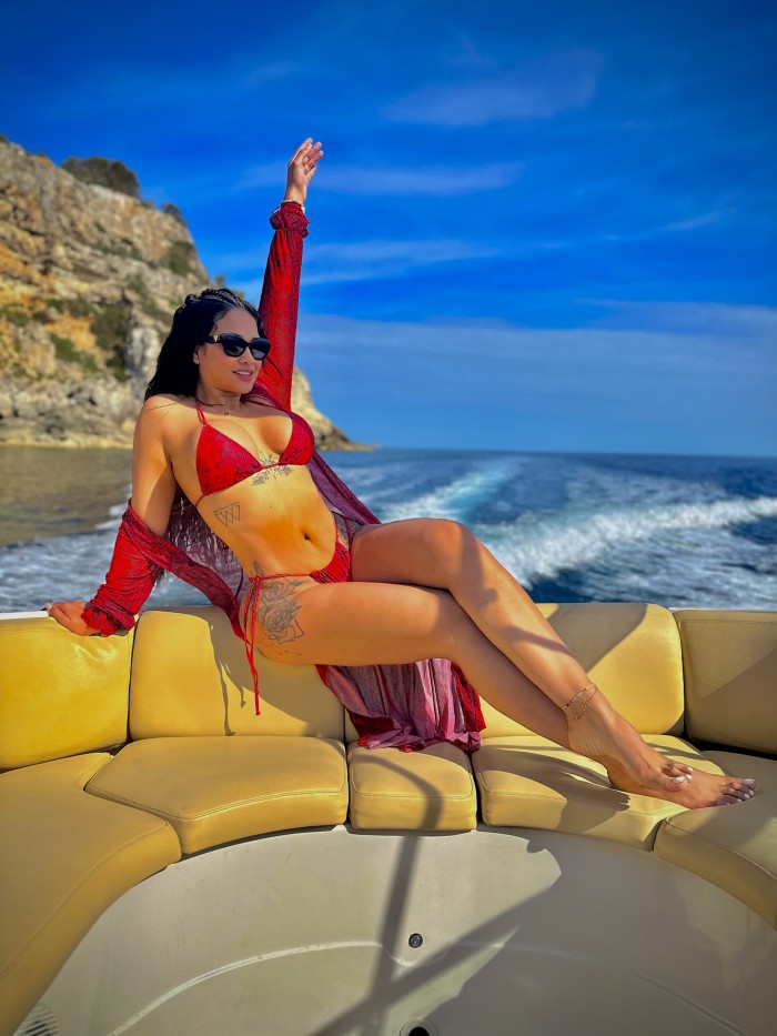 Morena alta con curvas ricas latina amable