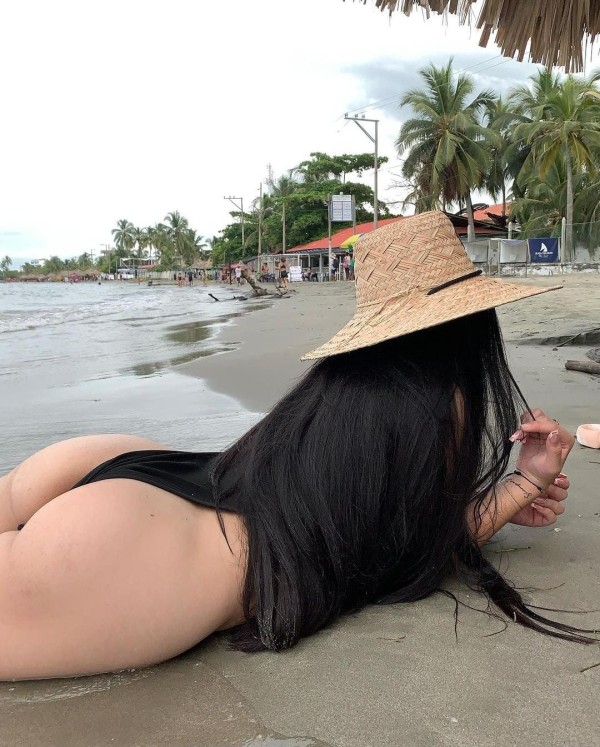 Linda latina juguetona