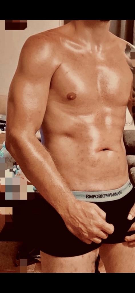 Rubio, fibrado, con tatus y buena dotacion