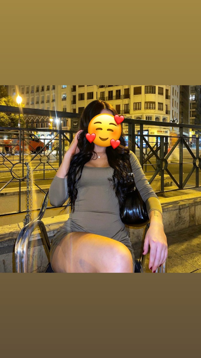 Hola! Soy una chica elegante, joven universitaria