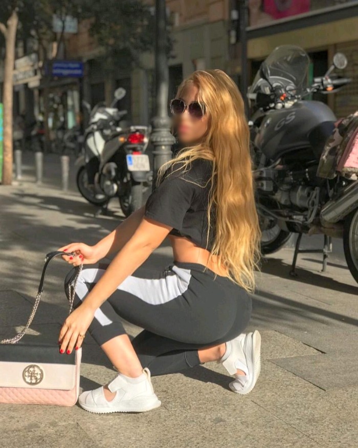 Rubia sexy, cachonda y divertida