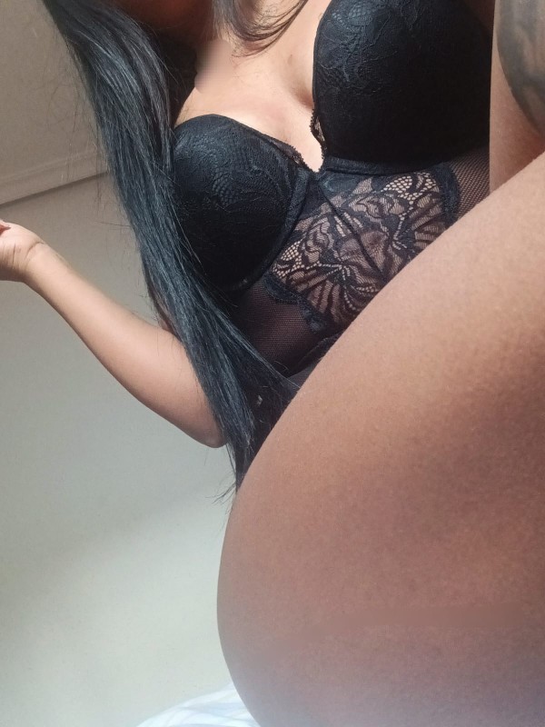 Morena caliente y fiestera