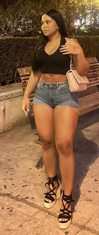 MORENA DE CULO GRANDE