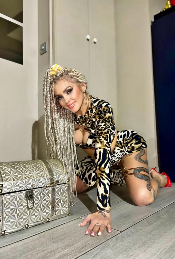 REBECA TU AMANTE EXTROVERTIDA. FIESTERA RUBIA BOMBON SI A TODO