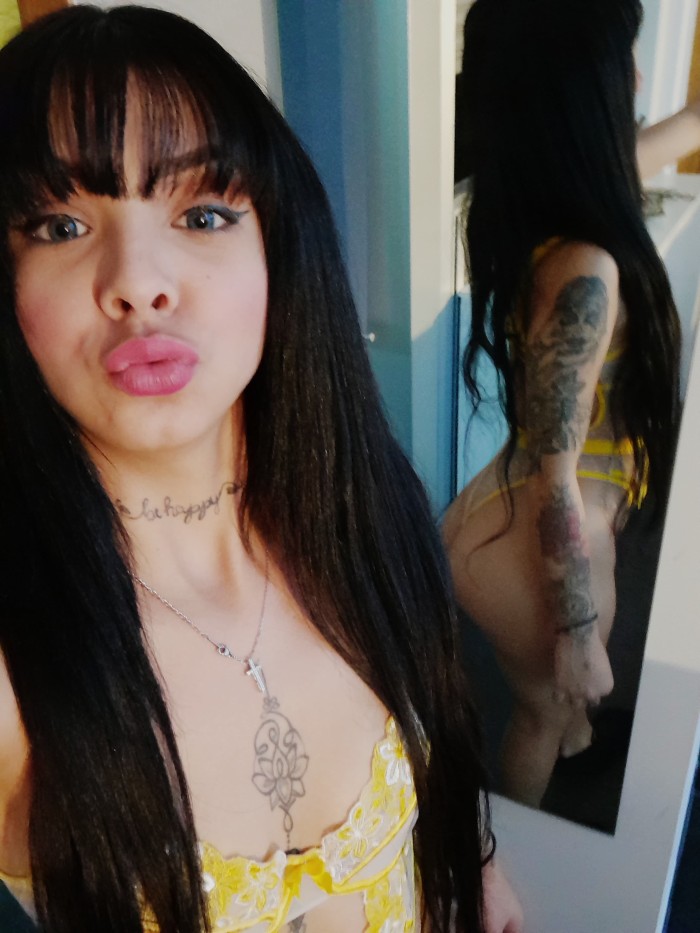 Jovencita de coño apretado y jugoso