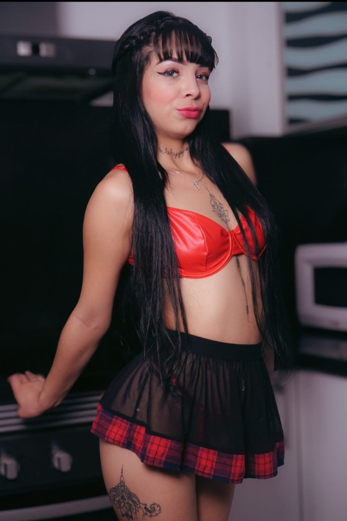 Jovencita de coño apretado y jugoso