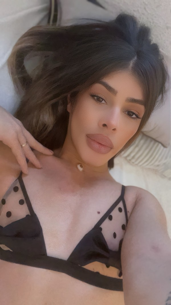 Rayssa latina muy caliente y muy fiestera