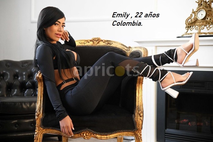 EMILY PROVOCATIVA Y JUGUETONA COLOMABIANA