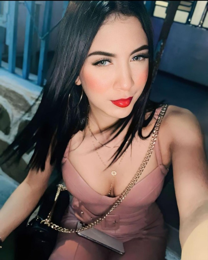 Tu latina rica y extrovertida recién llegada