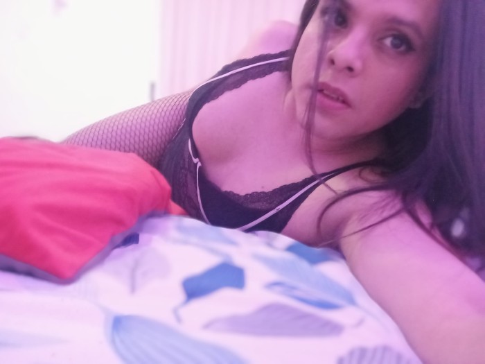TRANS KIRA FIESTERA CON LA POLLA DURA PARLA