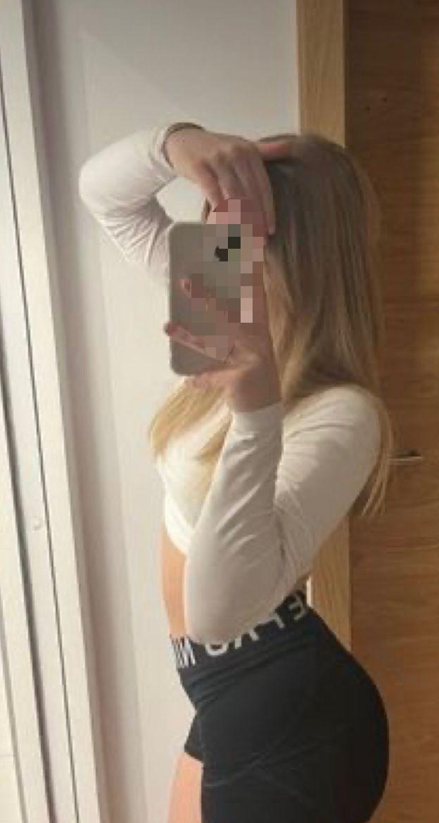 HERMOSA RUBIA CURVAS PERFECTAS