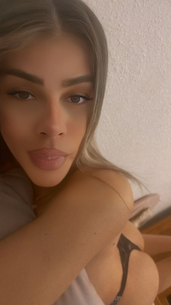 Rayssa latina muy caliente y muy fiestera