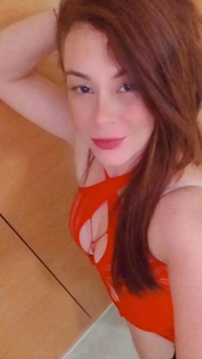 Rica brasileña sola en casa