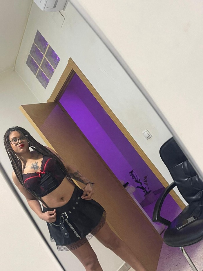 GUAPA MORENA COMPLACIENTE
