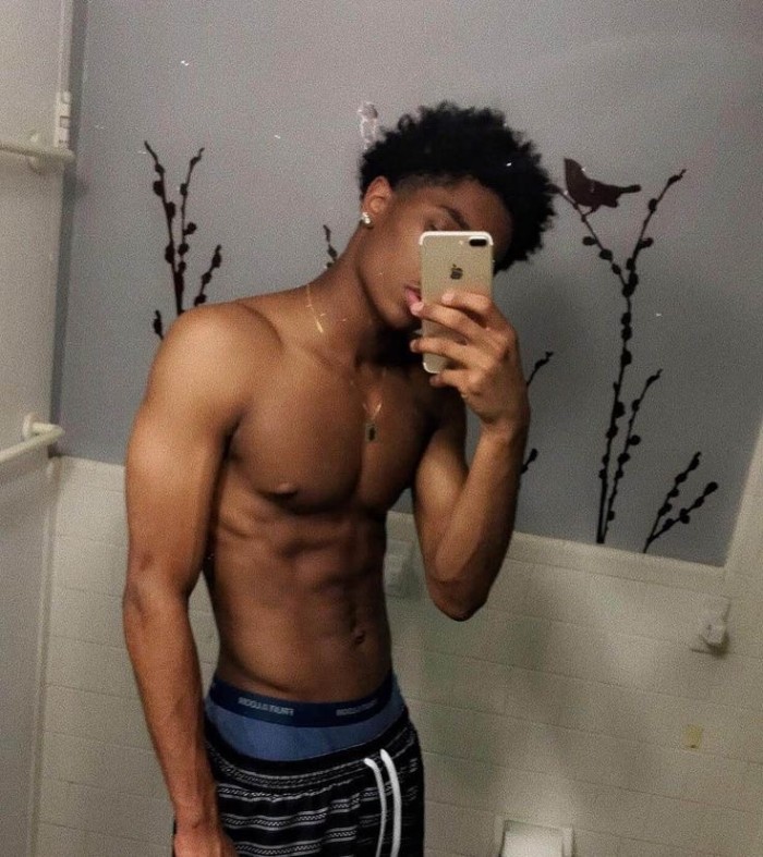 Negro fuerte maduro y joven