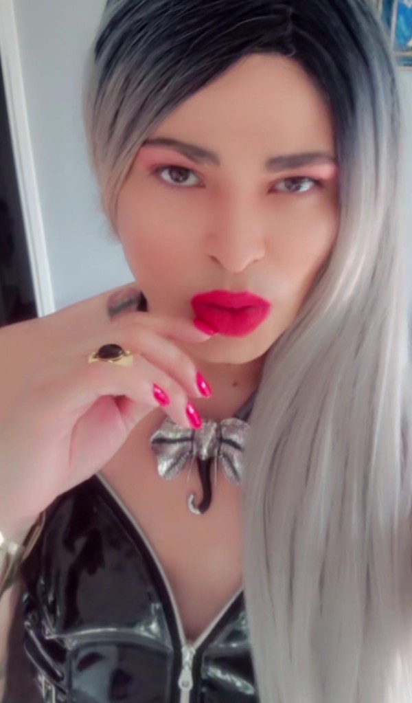 Transexual la REINA DE LA FIESTA