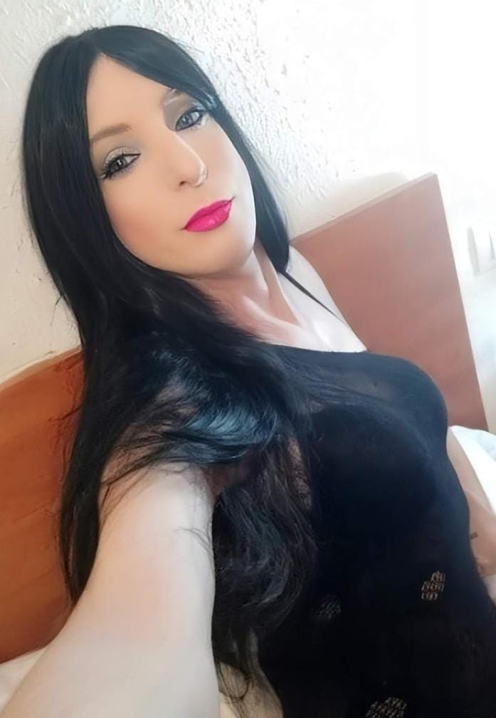 Linda trans española juguetona