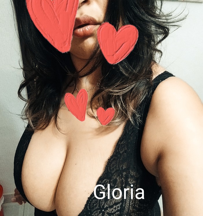 Atractiva simpática cariñosa y complaciente