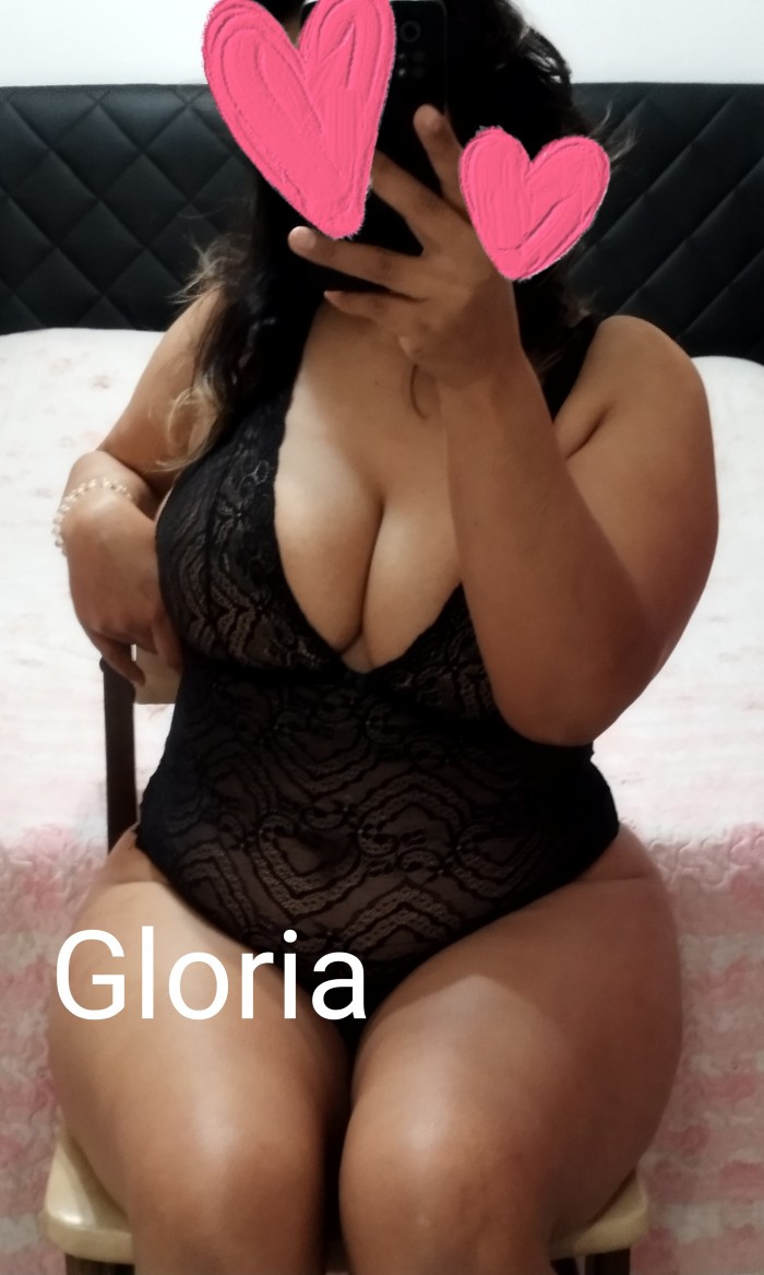 Atractiva simpática cariñosa y complaciente