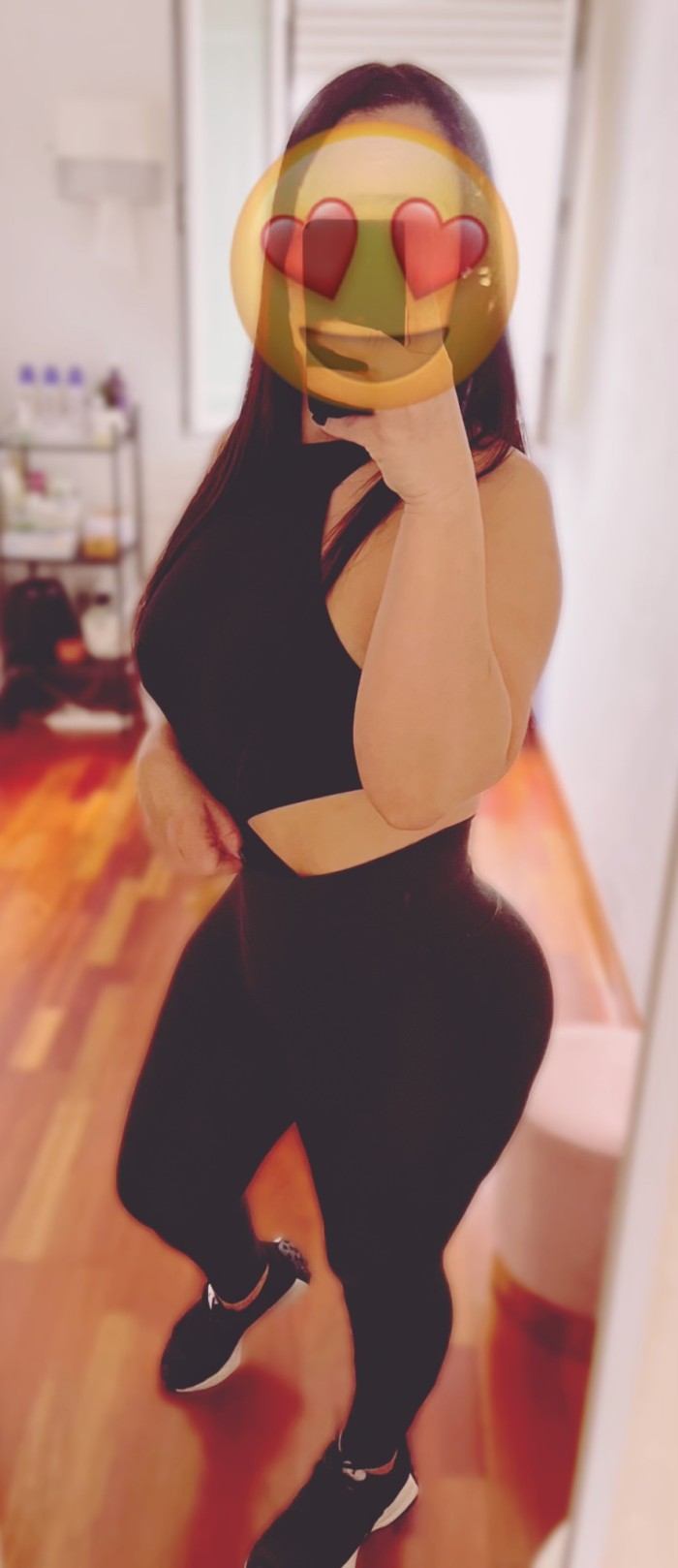 Mujer madura con manos delicadas