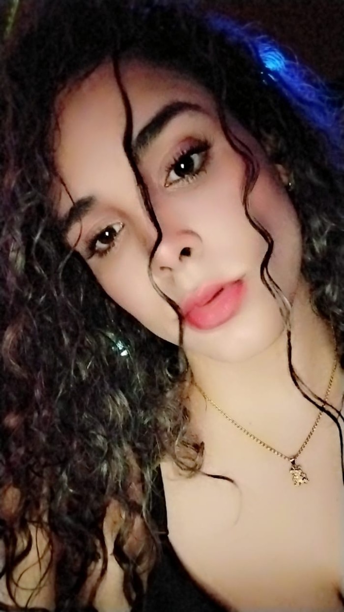 CHICA ATREVIDA CALIENTE Y ESTRECHITA, SALIDAS