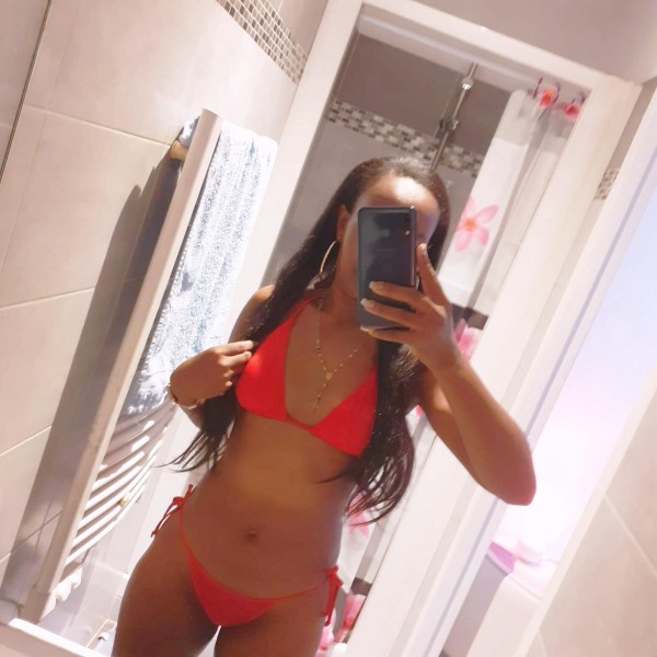 VEN A DARME LECHITA EN MIS TETAS REDONDAS