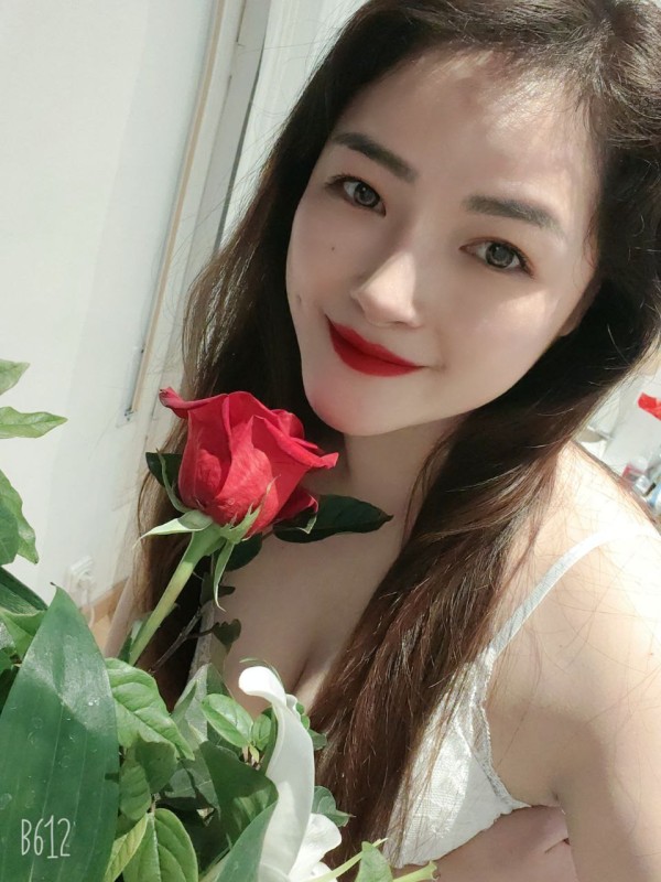 ¡Qianqian, 24 años! ¡Asiático! ¡Ven y tranquilízame con tu pasión!