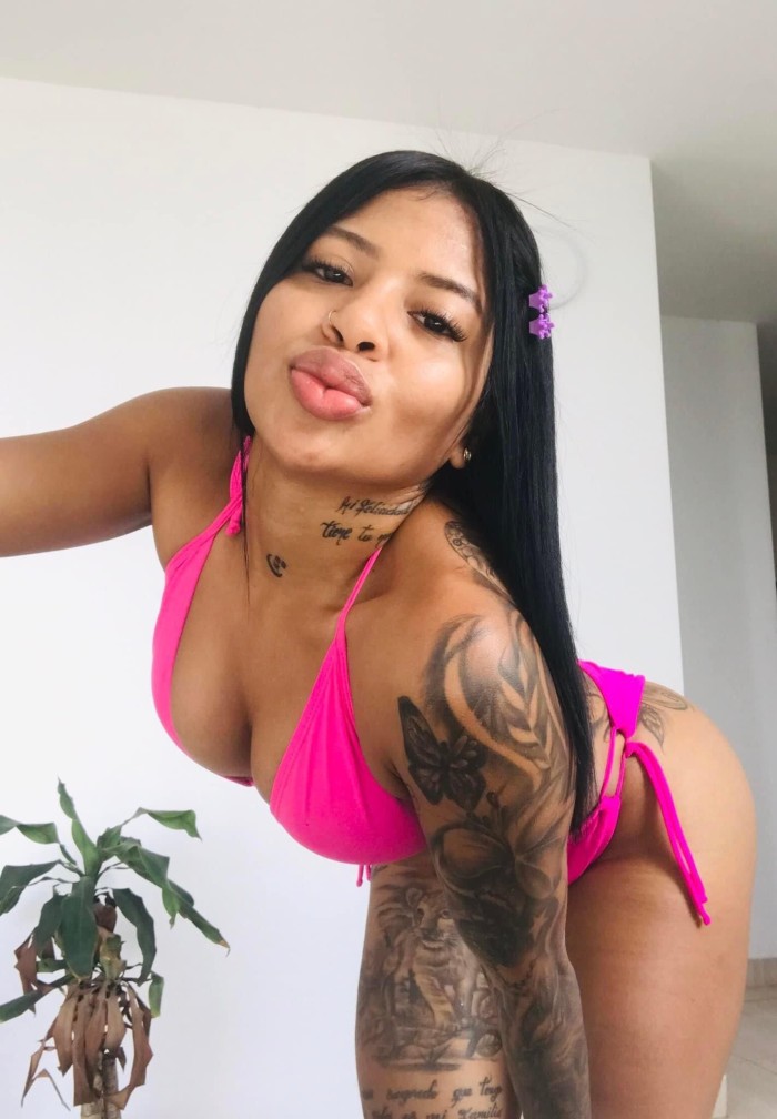 TRIGUEÑA MORENITA TATUADA GRIEGO SI