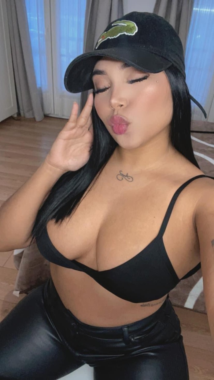TRIGUEÑA MORENITA TATUADA GRIEGO SI