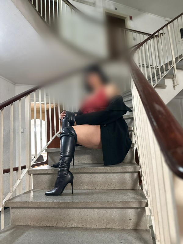 LATINA MUY GUAPA ESPERANDO POR TI