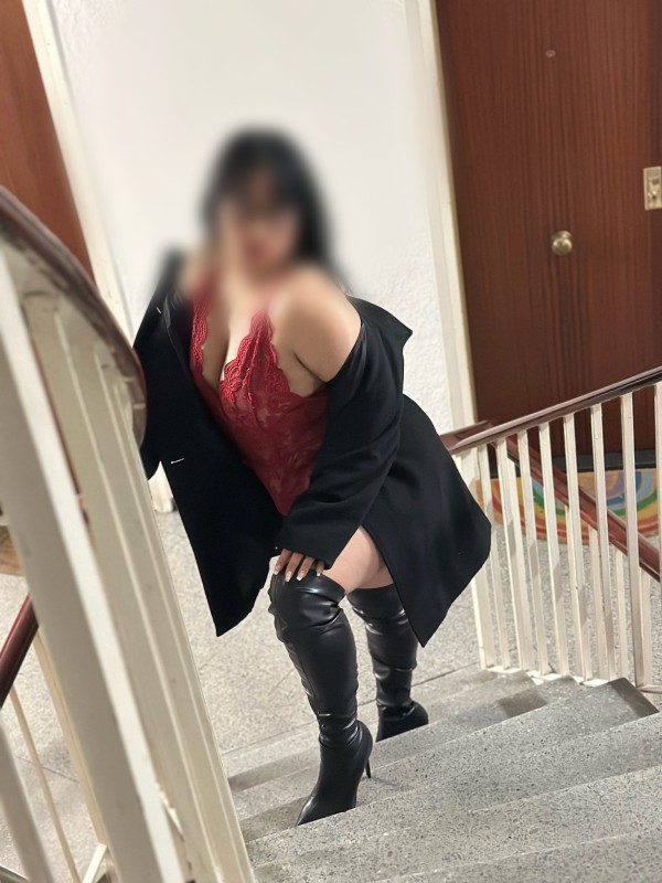 LATINA MUY GUAPA ESPERANDO POR TI