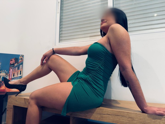 JOVENCITA CARIÑOSA Y FIESTERA