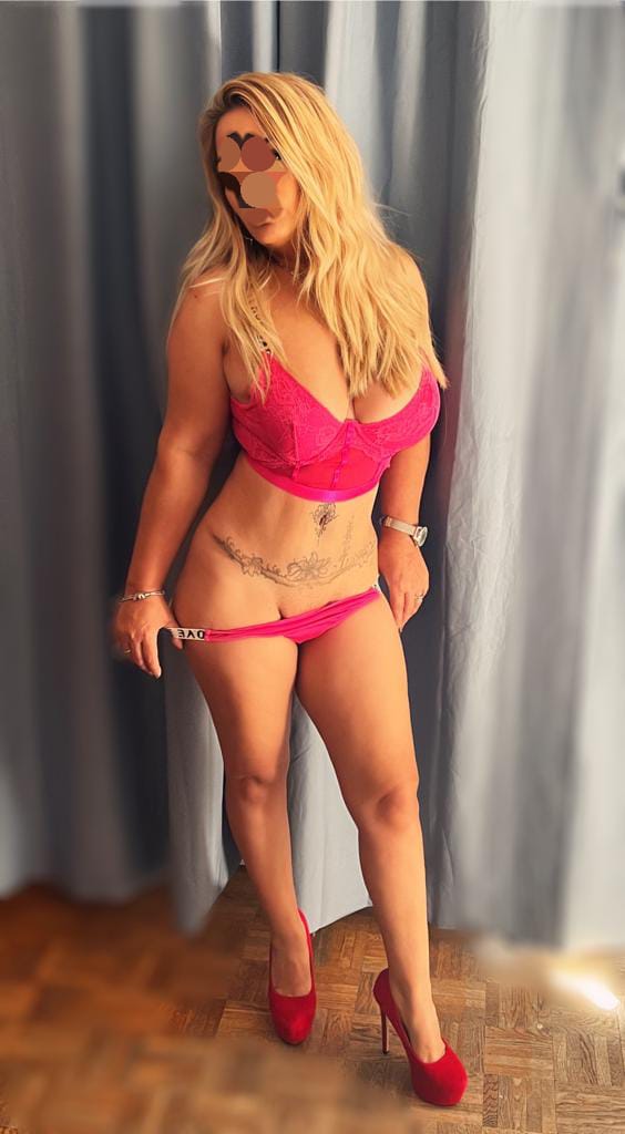 Madurita cachonda y complaciente