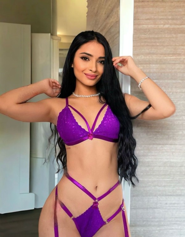 VANESSA HERMOSA delgada modelo Venezolana PLAYA D’EN BOSSA