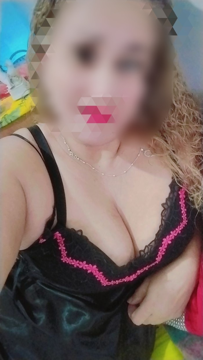 Señora cachonda amable y complaciente