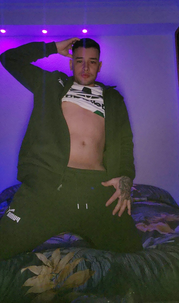 Chico colombiano 25 años serio discreto